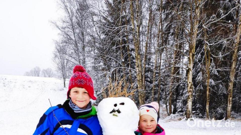 Felix und Helena haben einen Schneemann-Opa gebaut. Bild: Rosi Kellner/exb