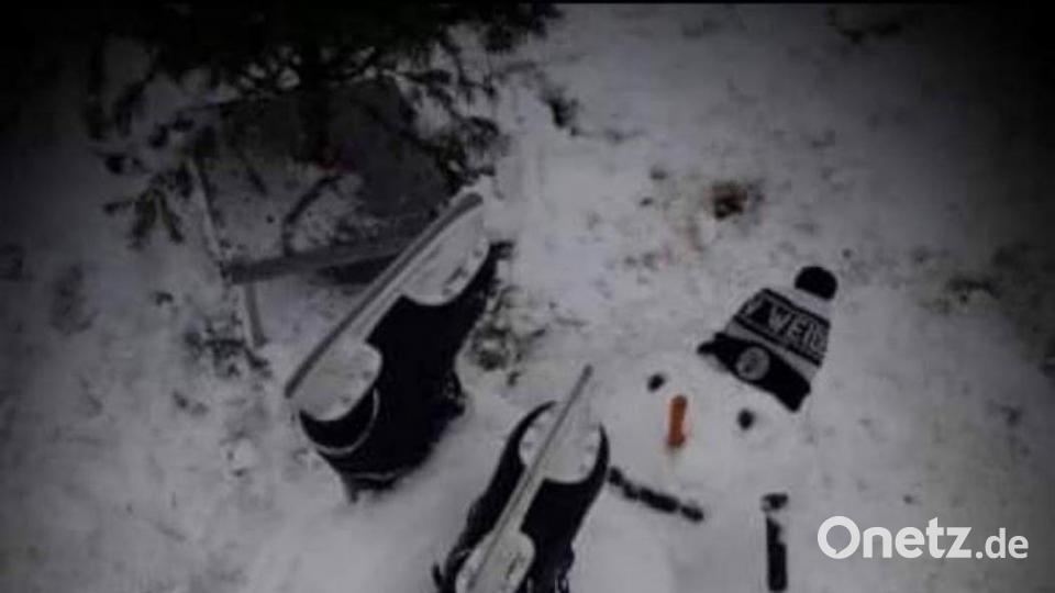 Korbinian Adam von der U9 der Young Blue Devils hat seinem Schneemann Schlittschuhe angezogen. Doch offenbar ist er damit entweder noch nicht sicher unterwegs oder ein Konkurrent hat ihn von den Beinen geholt. Bild: Heinz Preßl/exb