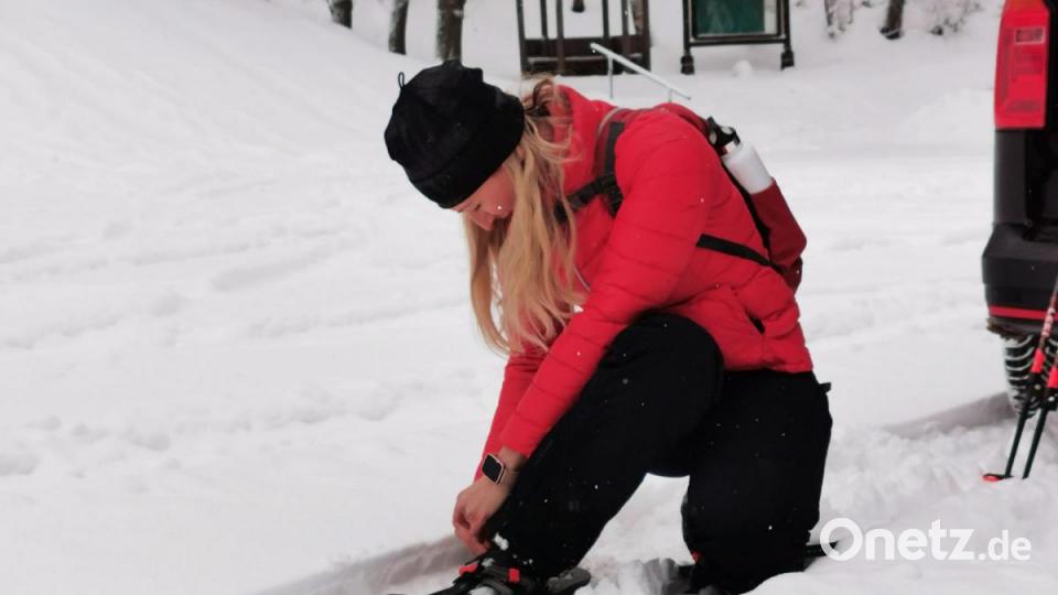 Jetzt geht es ans Anschnallen der Schneeschuhe. Bild: Portner