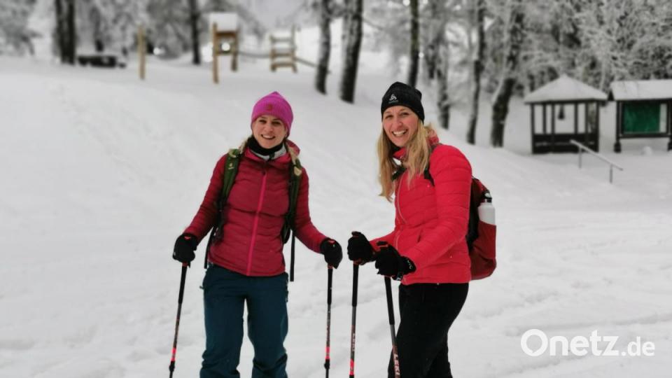 Diese beiden Oberviechtacherinnen gehören mit zu den Ersten, die sich bei der Stadt Schönsee die Schneeschuh-Ausrüstung ausgeliehen haben. Bild: Portner