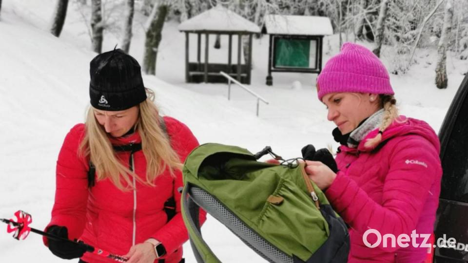 Ein Rucksack mit Verpflegung ist für längere Touren angebracht, und auch die Länge der Stöcke muss passen. Bild: Portner