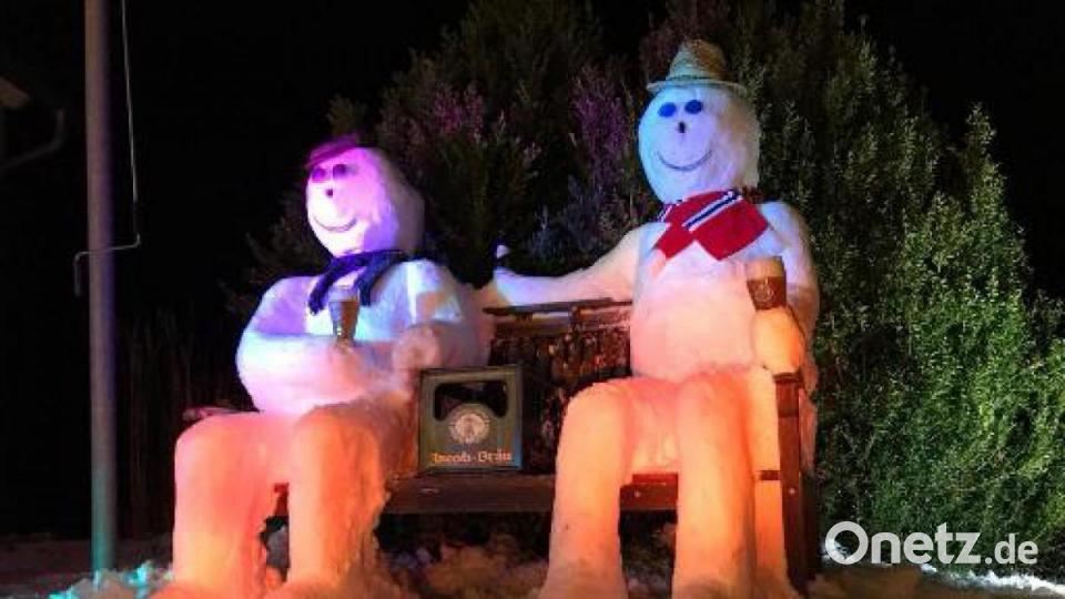 Ein trautes Paar mit einem Kasten Bier: Mit dieser Schneemann-Idylle punktet Karl Ruhland aus Pfreimd. Bild: Karl Ruhland/exb