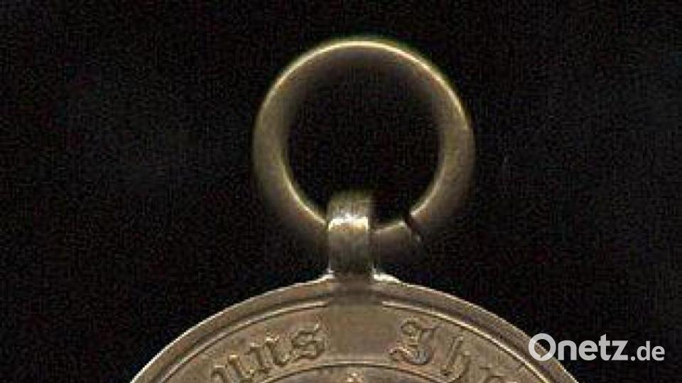 Karl Ochantel zeigt aus dieser Zeit eine Kriegsgedenkmünze, die Kaiser Wilhelm I. stiftete. Bild: dob