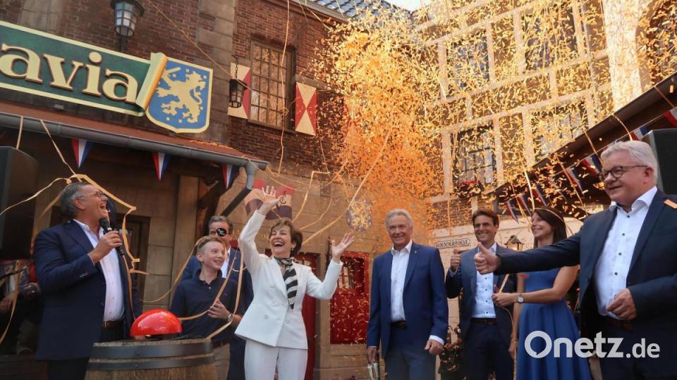 Fabian Schütz (zweiter von links) drückte mit Paola (dritte von links) den Buzzer und eröffnete zusammen mit der Betreiberfamilie Mack die wieder errichte Attraktion "Piraten von Batavia". Rechts hält Baden-Württembergs Staatsminister für Touristik Guido Wolf den Daumen hoch. Bild: Kunz