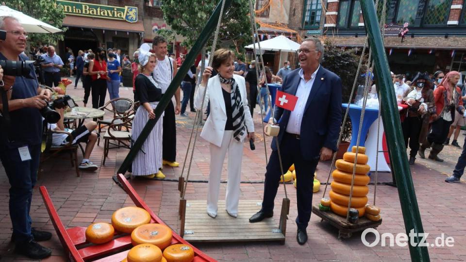 Paola wird gegen 16 Stück holländischen Käse aufgewogen. Bild: Kunz