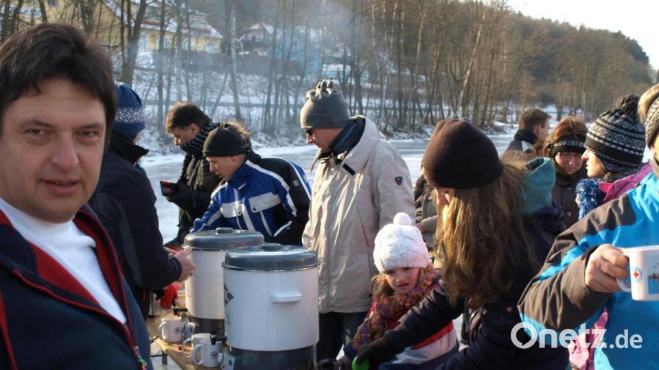 Glühwein und Bratwürste auf Holzkohlenfeuer gegrillt und das mitten auf dem Rußweiher - ein Sommerfest im Winter Archivbild: do
