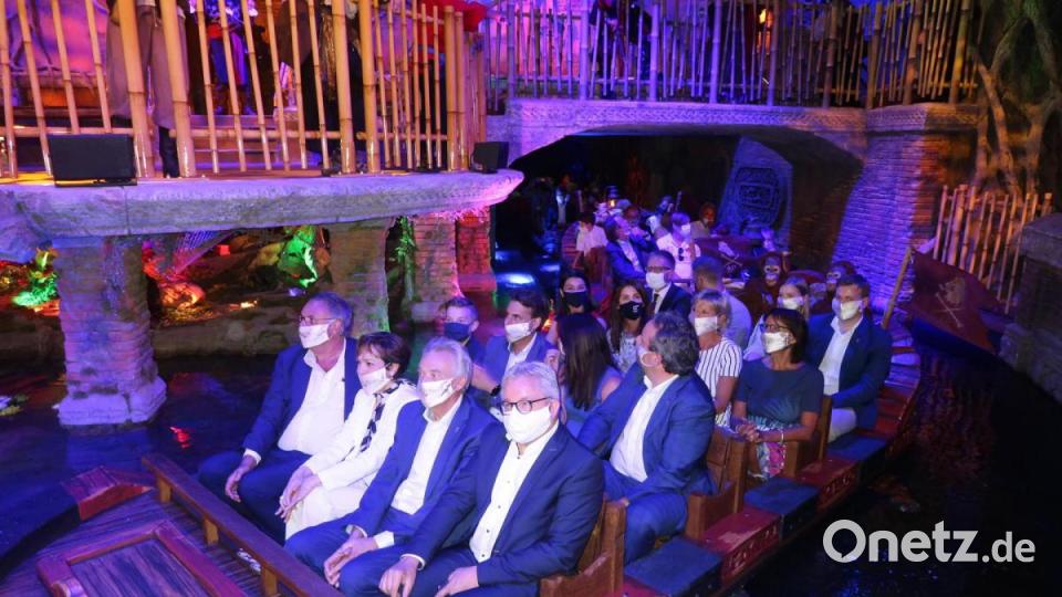 Die erste offizielle Fahrt mit Familie Mack, Paola und den Ehrengästen. Bild: Kunz