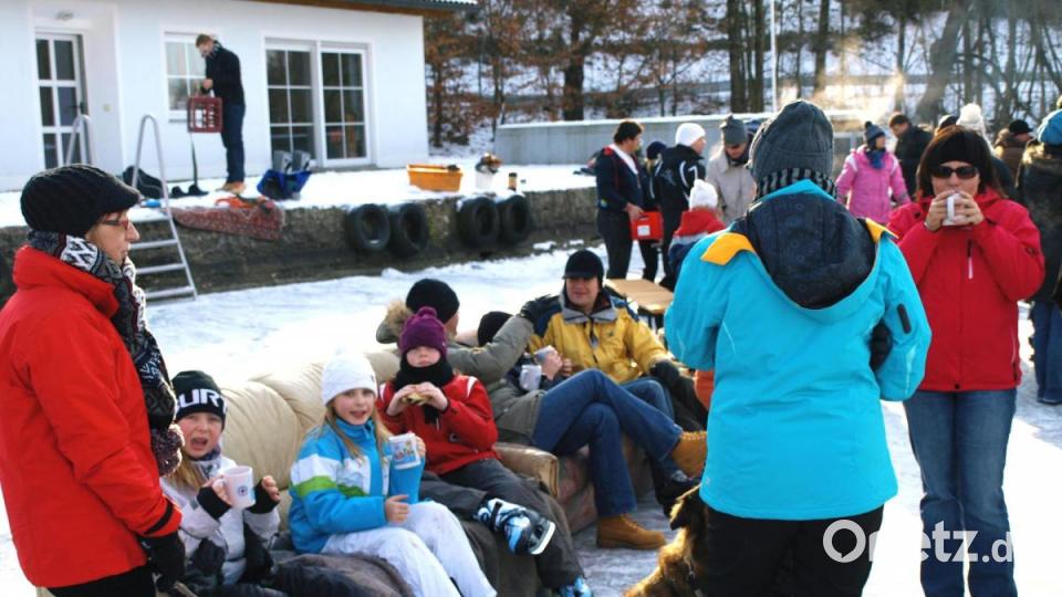 Wohnzimmeratmosphäre auf dem Eis herrschte am 5. Februar 2012. Das dicke Eis garantierte unbeschwertes Vergnügen. Zur Entspannung pur stellte die Wasserwacht Sofas auf die Eisfläche Archivbild: do