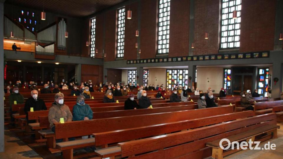 Trotz Pandemie besuchten die Kirche viele Gläubige und wurden mit Abstand auf die Bänke verteilt. Bild: sne
