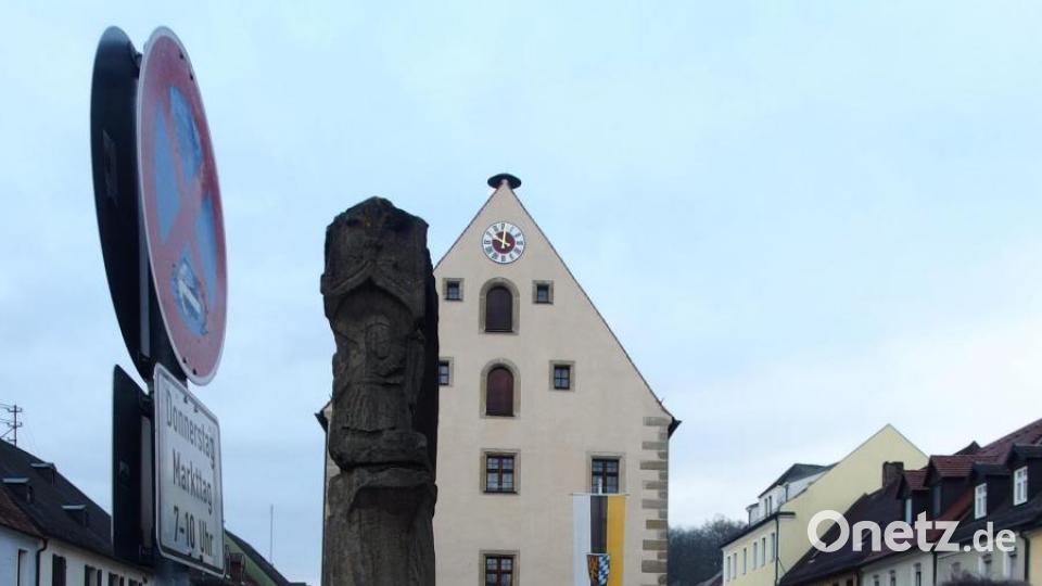 Ein Bild aus normalen Zeiten: Tee und Gebäck werden an der Pestsäule verteilt. Archivbild: sne