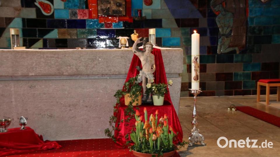 Die Familie Böhm stellte ein besonderes Stück als Blickfang bereit. Die Statue des Heiligen Sebastian stammt aus dem späten 17. Jahrhundert. Heimatpflegerin Leonore Böhm hatte das Stück erst kürzlich erworben. Bild: sne