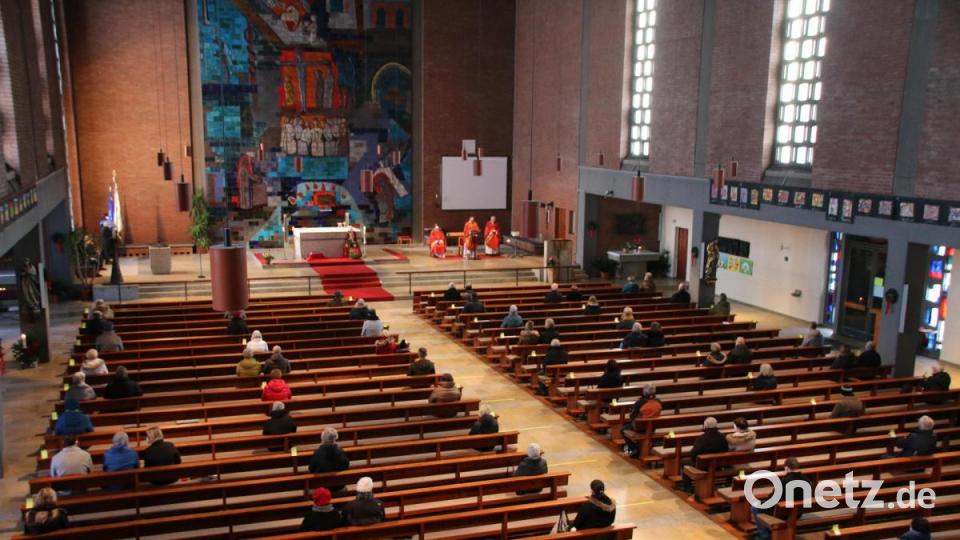 Trotz Pandemie besuchten die Kirche viele Gläubige und wurden mit Abstand auf die Bänke verteilt. Bild: sne