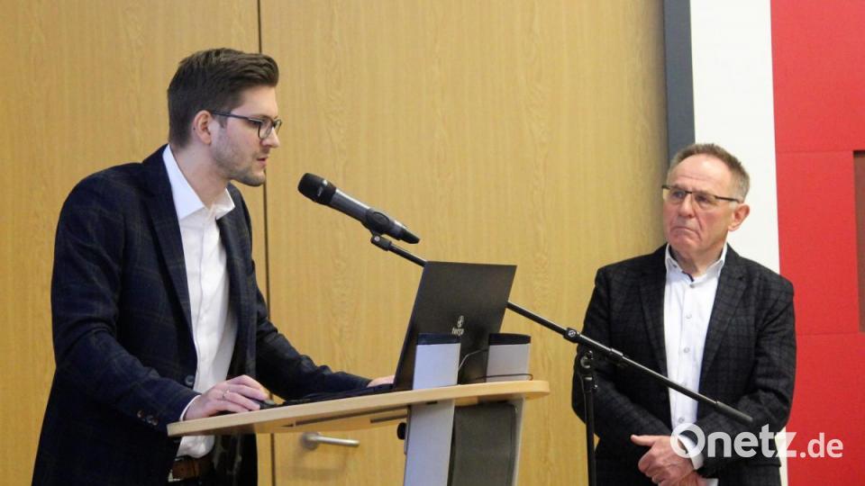 Architekt Wolfgang Schultes (rechts) und Bauingenieur Matthias Stelzl präsentierten im Kemnather Stadtrat die aktuellen Planungen. Bild: stg