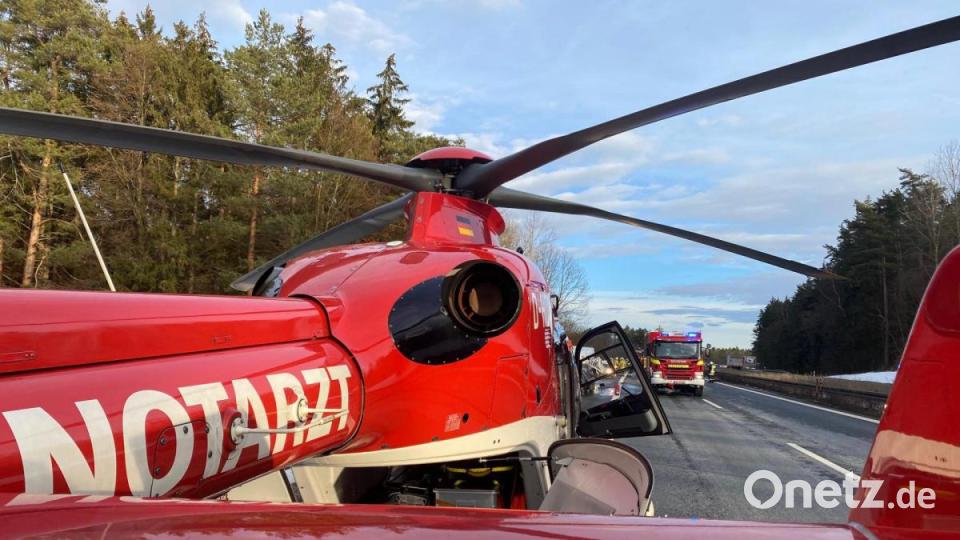 Nach einem schweren Unfall landete der Rettungshubschrauber auf der Autobahn zwischen Amberg und Sulzbach-Rosenberg. Bild: Petra Hartl
