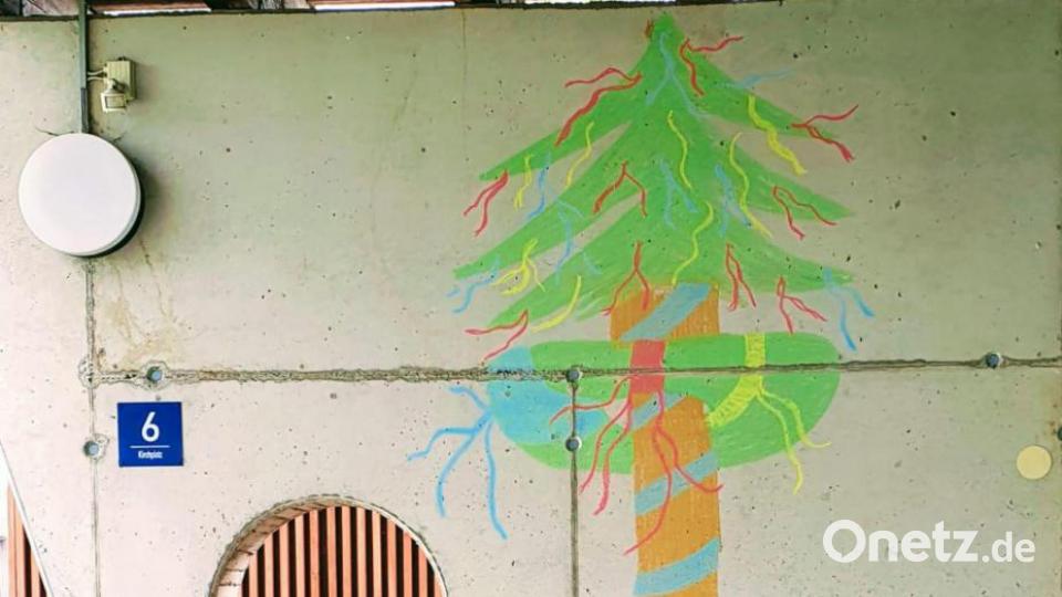 Maibaum beim Kinderhaus in Premenreuth Bild: nza