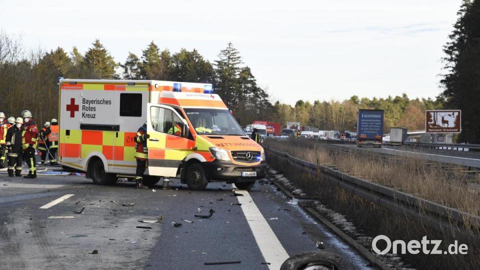 Der Rettungsdienst kümmerte sich um die beiden Verletzten, die Autobahn war währenddessen und auch noch bis in den frühen Abend gesperrt. Bild: Petra Hartl