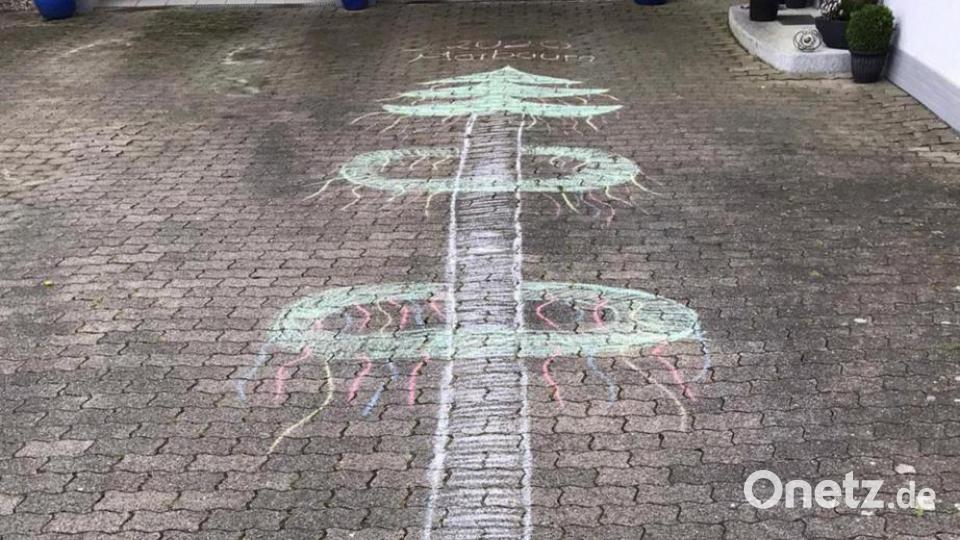 Krummennaaber Maibaum Malaktion Bild: nza