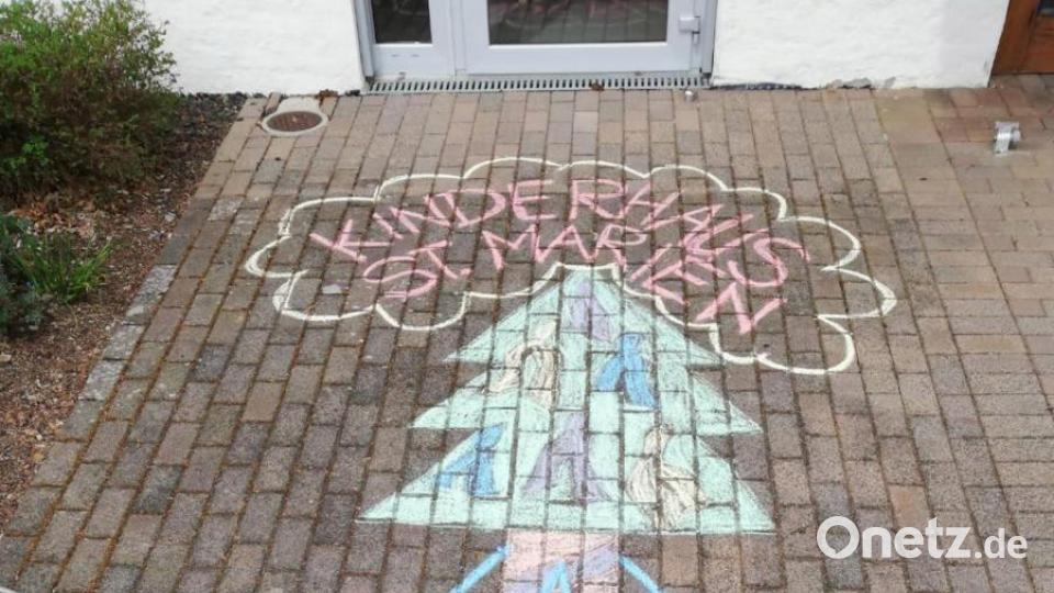 Maibaum beim Kinderhaus in Krummennaab Bild: nza