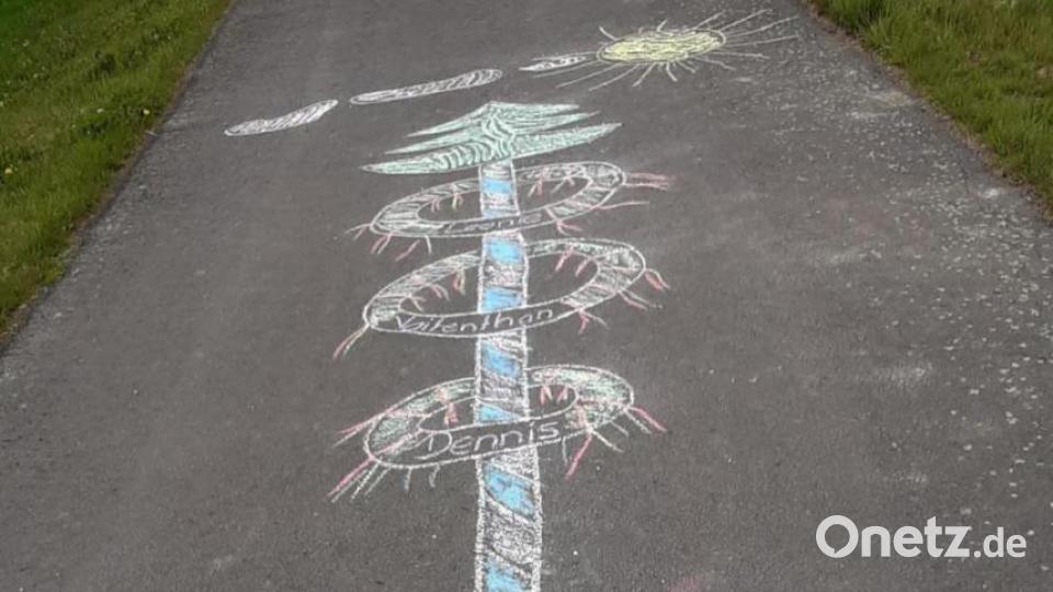 Krummennaaber Maibaum Malaktion Bild: nza