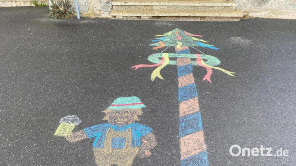 Maibaum vor dem Krummennaaber Rathaus Bild: nza