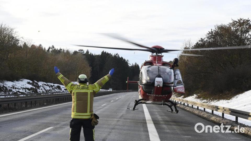 Ein Feuerwehrmann weist den Rettungshubschrauber zur Landung auf der Autobahn ein. Bild: Petra Hartl