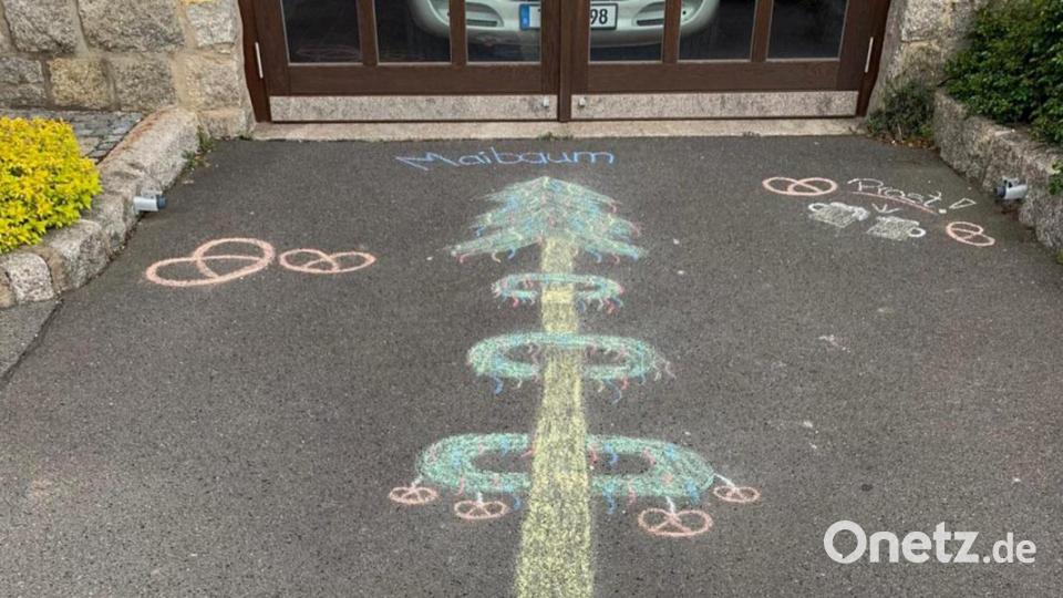Krummennaaber Maibaum Malaktion Bild: nza