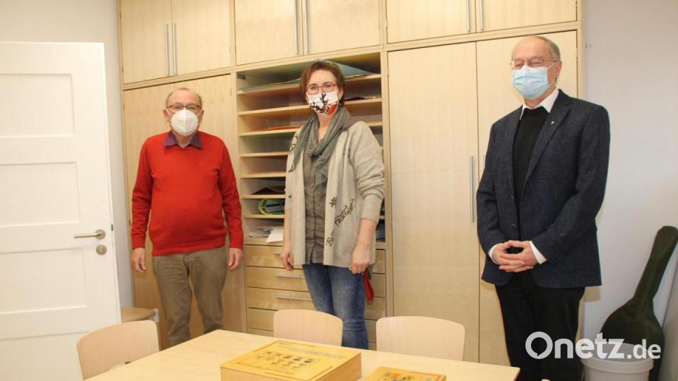 Freudig überrascht über die gelungene Generalsanierung des KIndergartens Hl. Dreifaltigkeit zeigte sich Kirchenpfleger Günter Preißl (links) und Pfarrer Ludwig Gradl (rechts) beim Besuch der Einrichtung, um sich ein Bild vor Ort zu machen. Die Einrichtungsleiterin Michaela Neiswirth (Mitte) ist in den Kindergarten im Obergeschoß schon eingezogen. Die KInderkrippe geht Anfang Februar in Betrieb. Bild: ads