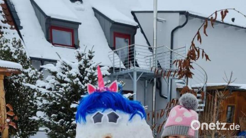 Narrhalla-Mitglieder bauen Schneemänner. Bild: exb