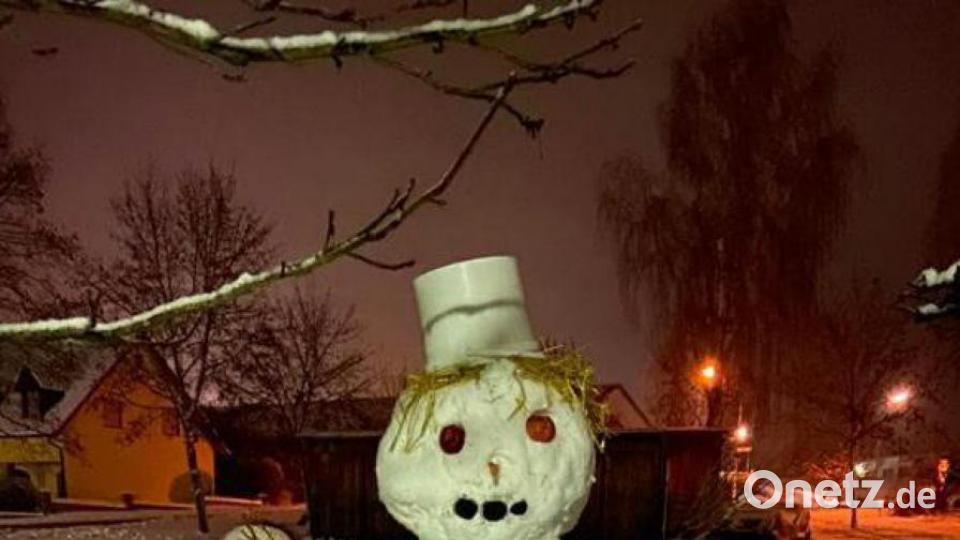 Die Narrhalla-Mitglieder in Windischeschenbach bauen närrische Schneemänner. Bild: exb