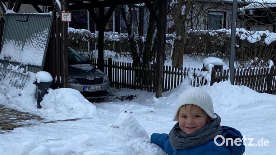 Narrhalla-Mitglieder bauen Schneemänner. Bild: exb