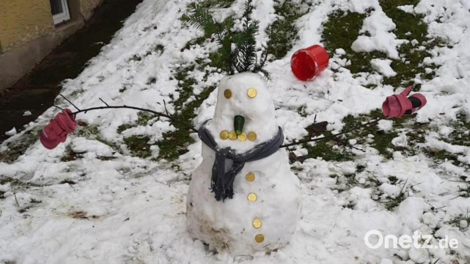 Narrhalla-Mitglieder bauen Schneemänner. Bild: exb
