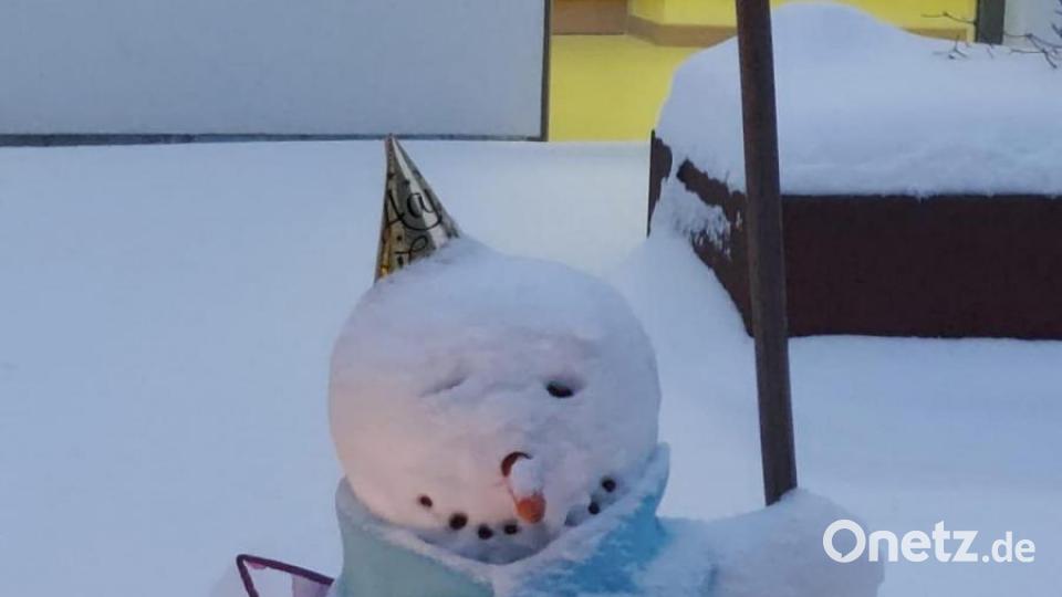 Narrhalla-Mitglieder bauen Schneemänner. Bild: exb