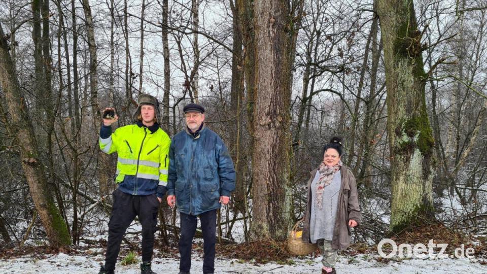 Philipp Maicher, Klaus Schallwig und Martina Franke (von links) haben ihre Winterschatzsuche erfolgreich abgeschlossen. Bild: sne
