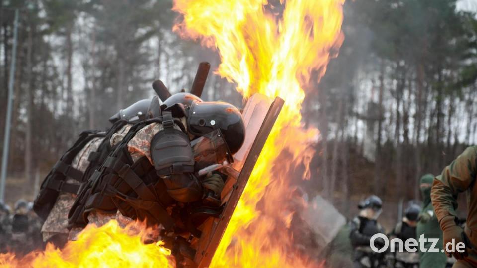 US-Soldaten des 41. Infanterie-Brigaden-Kampfteam verteidigen sich gegen Molotow-Cocktails, während des &quot;Feuerphobie-Trainings&quot; (KFOR-Trainings) am 27. Februar 2020 auf dem Trainingsgelände Hohenfels. Bild: Cpl. Tomarius Roberts