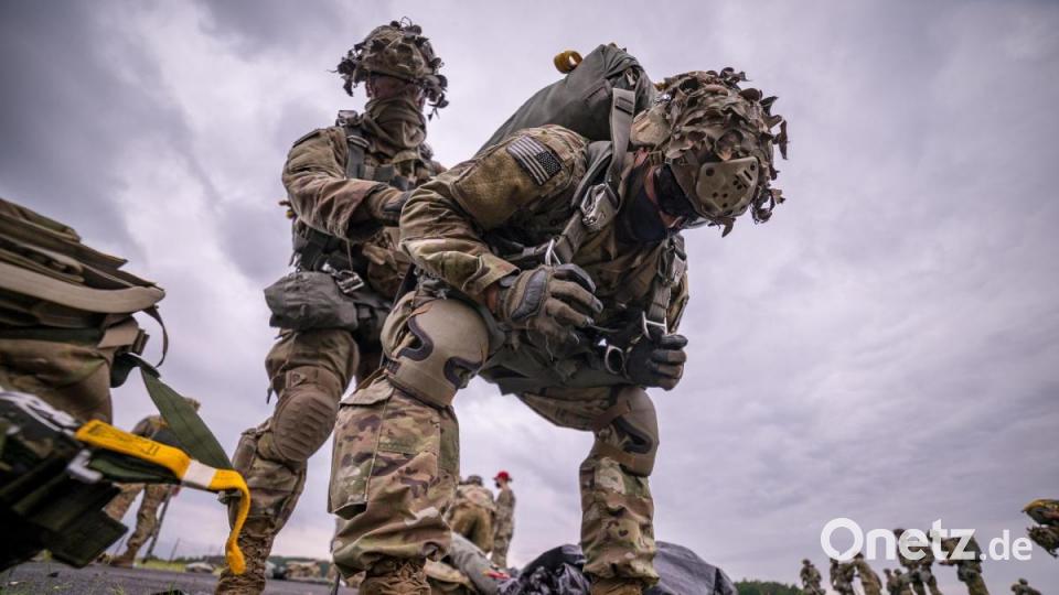 Fallschirmjäger des ersten Geschwaders (Airborne), 91Kavallerieregimen sprangen aus einer C-130 Herkules während einer Luftübung auf dem Truppenübungsplatz in Grafenwöhr. Bild: U.S. Army Sgt. Christopher Stewart