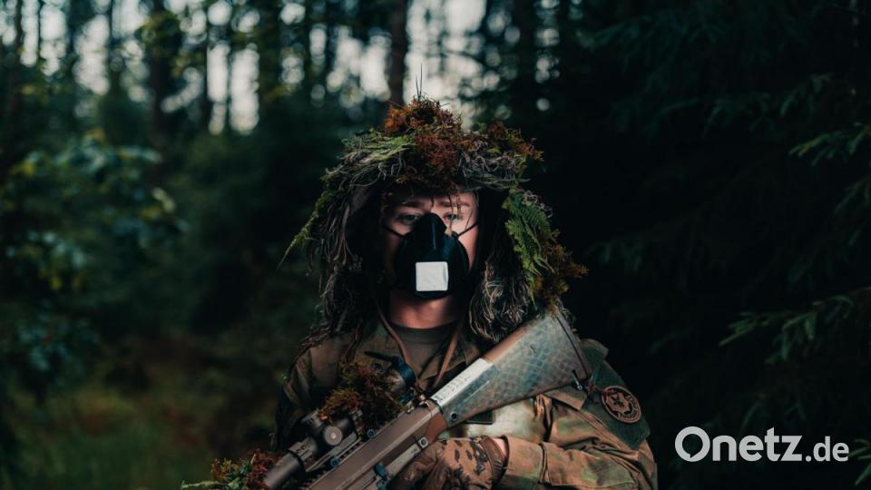 US-Armee Sergeant. Caleb Premo, Scharfschütze der Warhorse Truppe (viertes Geschwader, zweites Kavallerieregiment) posiert für ein Foto in Vilseck am 10 Juni 2020. Sie trägt eine Gesichtsmaske aus dem 3D-Drucker. Bild: U.S. Army Staff Sgt. Timothy Hamlin