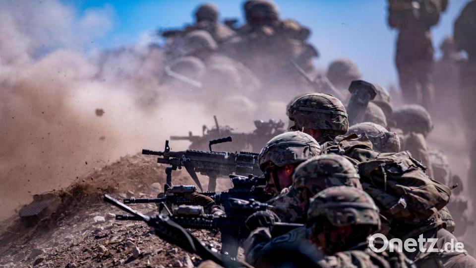 Fallschirmjäger des 1. Bataillon, 503. Fallschirm-Infanterieregiment (Airborne) sind in Verteidigungsposition und schießen mit ihren Waffen auf Ziele, die sich auf einer kombinierten Waffen-Live-Feuerspur am Truppenübungspatz in Grafenwöhr befinden. 31. Juli 2020 Bild: Staff Sgt. Jacob Sawyer
