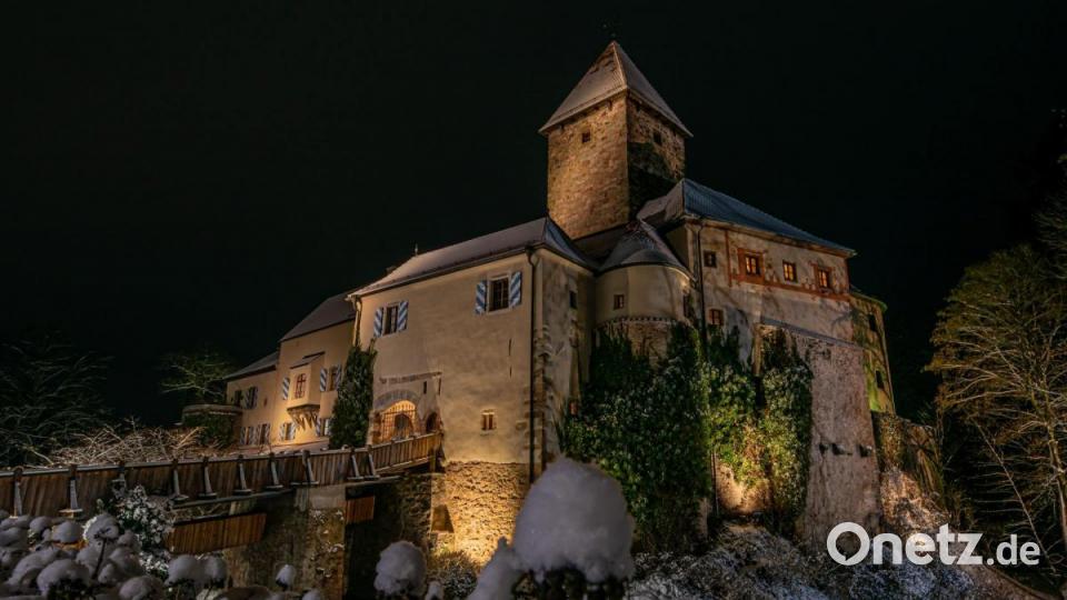 Ein Wintermärchen: Die beleuchtete Burg Wernberg im Schneemantel, von Markus Molch aus Pfreimd in Szene gesetzt. Bild: Markus Molch/exb