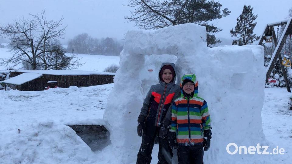 &quot;Verschneite Grüße aus Vilseck&quot; sendete Familie Lehner an Oberpfalz Medien. Christine Lehner schreibt, dass sie mit ihren Kindern Leonie und Elias einen ganzen Nachmittag am Werk waren, um dieses tolle Schneehaus zu bauen. Bild: Christine Lehner/exb