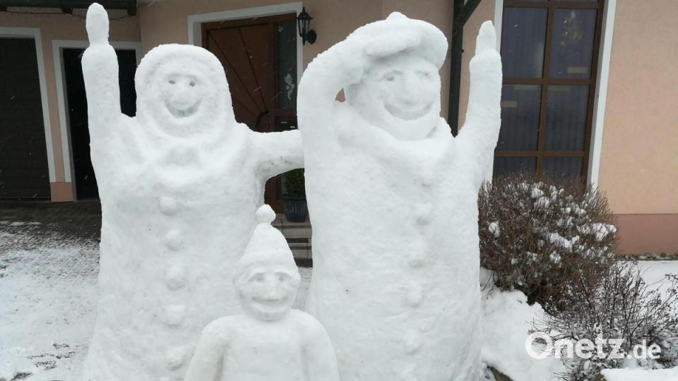 In Holzhammer ist eine ganze Schneemann-Familie unterwegs. Herbert Kneißl hat dieses Bild von der eisigen Mutter, dem frostigen Vater und dem dazugehörigen Kind an die Redaktion geschickt. Bild: Herbert Kneißl/exb