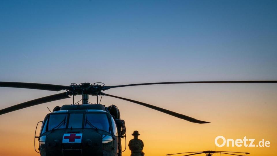 Die Langzeitbelichtung zeigt, wie MEDEVAC-Crews im Sonnenuntergang ihre MH-60 für die Missionen am nächsten Tag vorbereiten. Aufgenommen am Truppenübungsplatz in Hohenfels während der Übung &quot;Sabre Junction 20&quot;. Bild: Maj. Robert Fellingham