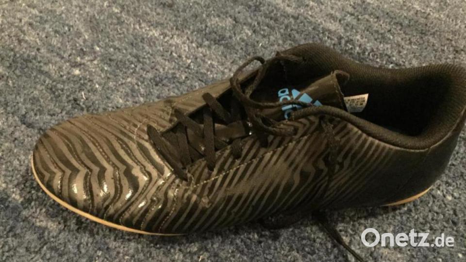 Das ist ein Hallenfußballschuh, ideal für die Sportart, aber für die Fußball-Zwillinge leider zu klein. Leon quetscht sich trotzdem in das zwei Nummern zu kleine Modell. In Größe 50 ist es nicht verfügbar. Bild: exb