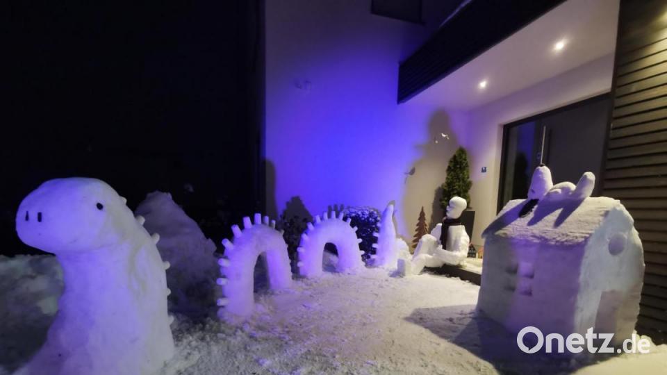 Peter Kick aus Gebenbach hat für seinen Sohn Raphael einen ganzen Skulpturenpark aus Schnee gebaut: Mit Wasserdrachen, Robotern und Snoopy. Bild: Peter Kick/exb
