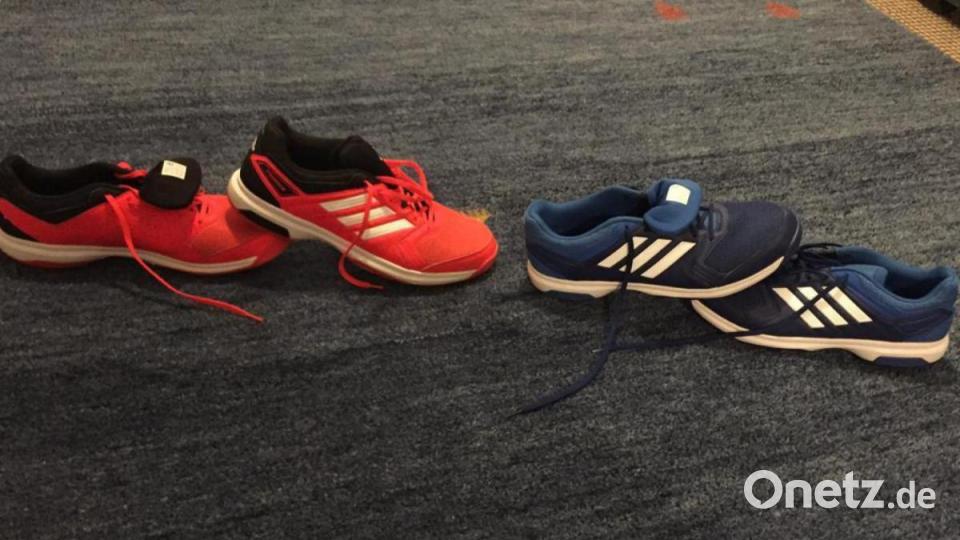 Die orangen und blauen Hallenschuhe sind die einzigen, die Mama Sabine Schreiner online in Größe 50 ergattern konnte. "Sie sind aber nicht ideal für das Fußballspielen in der Halle." Bild: exb