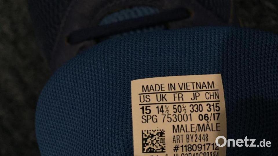 Ein Turnschuh in Größe 50 - aber kein Hallenfußballschuh. Bild: exb