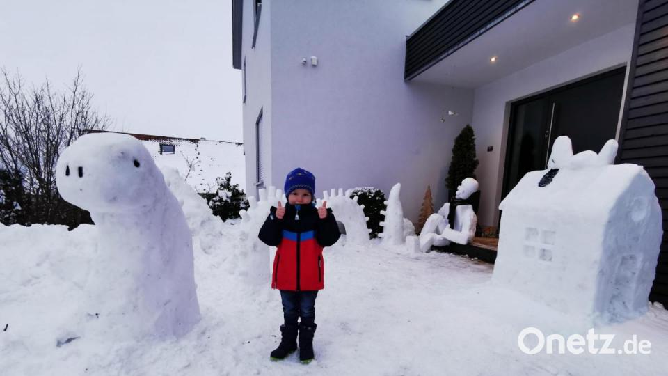 Überall auf dem Grundstück sind Kunstwerke aus Schnee: Raphael gefällt&#039;s. Bild: Peter Kick/exb