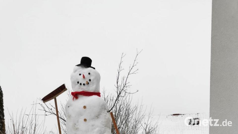 Nicht der höchste Schneemann der Welt, aber groß genug, um den dreijährigen Initiator glücklich zu machen. Bild: Peter Kick/exb