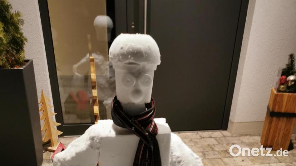 Vor der Haustüre der Familie Kick sitzt ein Roboter-Schneemann. Bild: Peter Kick/exb