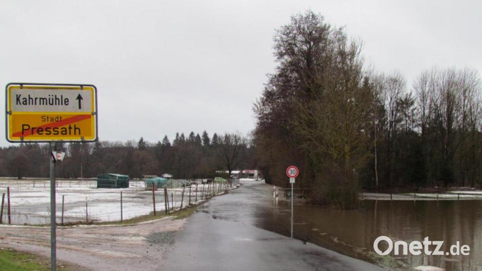 Mildes Wetter sorgte am Wochenende für Überschwemmungen. Auch die Straße zur Kahrmühle ist davon betroffen. Bild: is