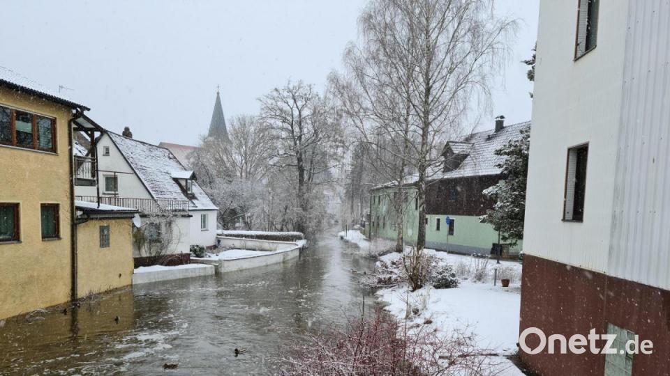 Von der Stadtweiherbrücke aus ein Blick auf das Hochwasser. Es bleibt zu hoffen, dass das Innere der Keller und Häuser trocken blieben. Bild: sne